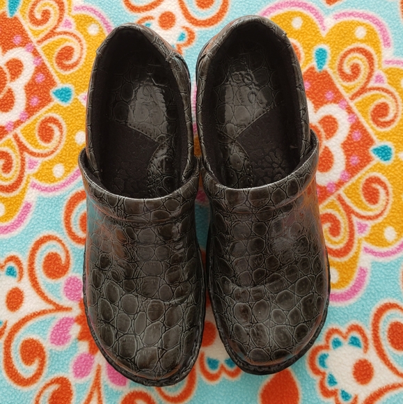 boc Gray Alligator Pattern Clogs - Picture 5 of 5